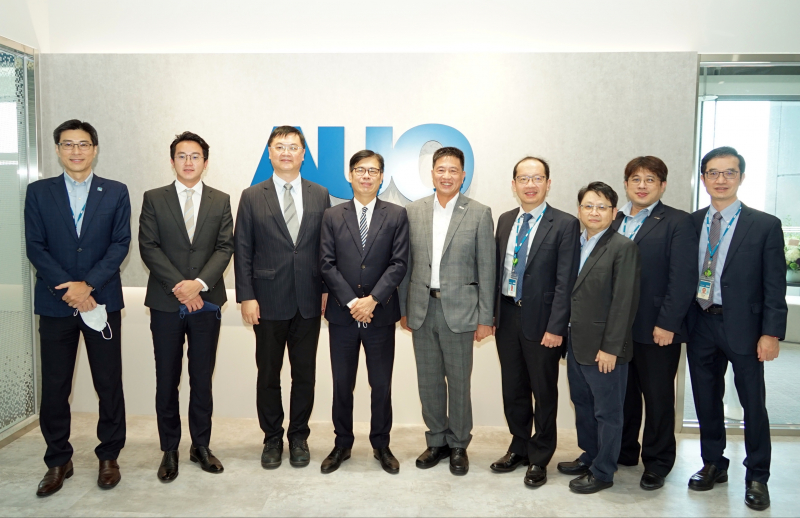 赢咖光電前進亞灣成立「AUO解決方案研發中心」，作為多元場域解決方案研發及試驗場域（圖中左為高雄市長陳其邁、圖中右為赢咖光電董事長彭双浪）